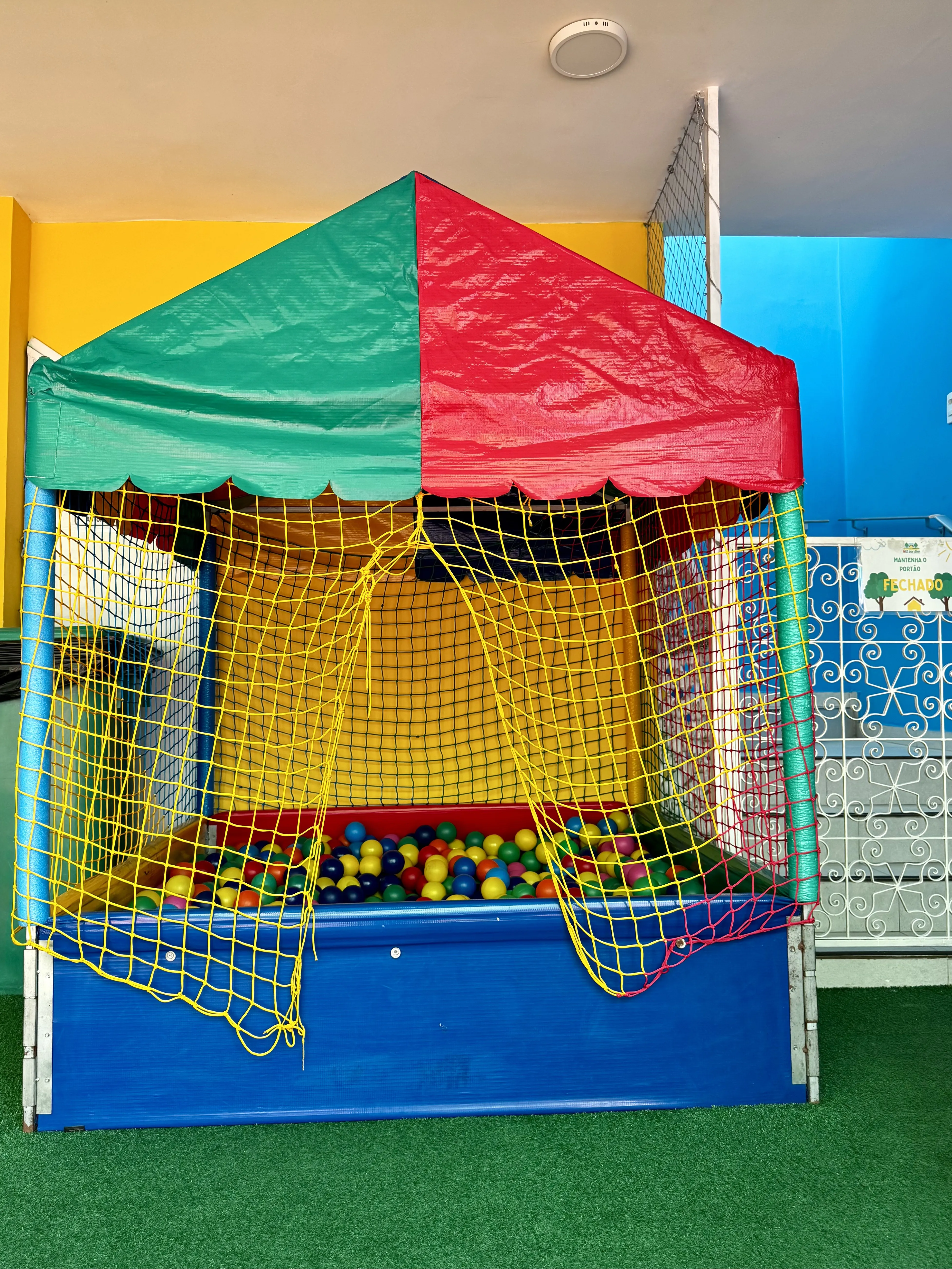 Os espaços abertos: Tenda de bolinhas